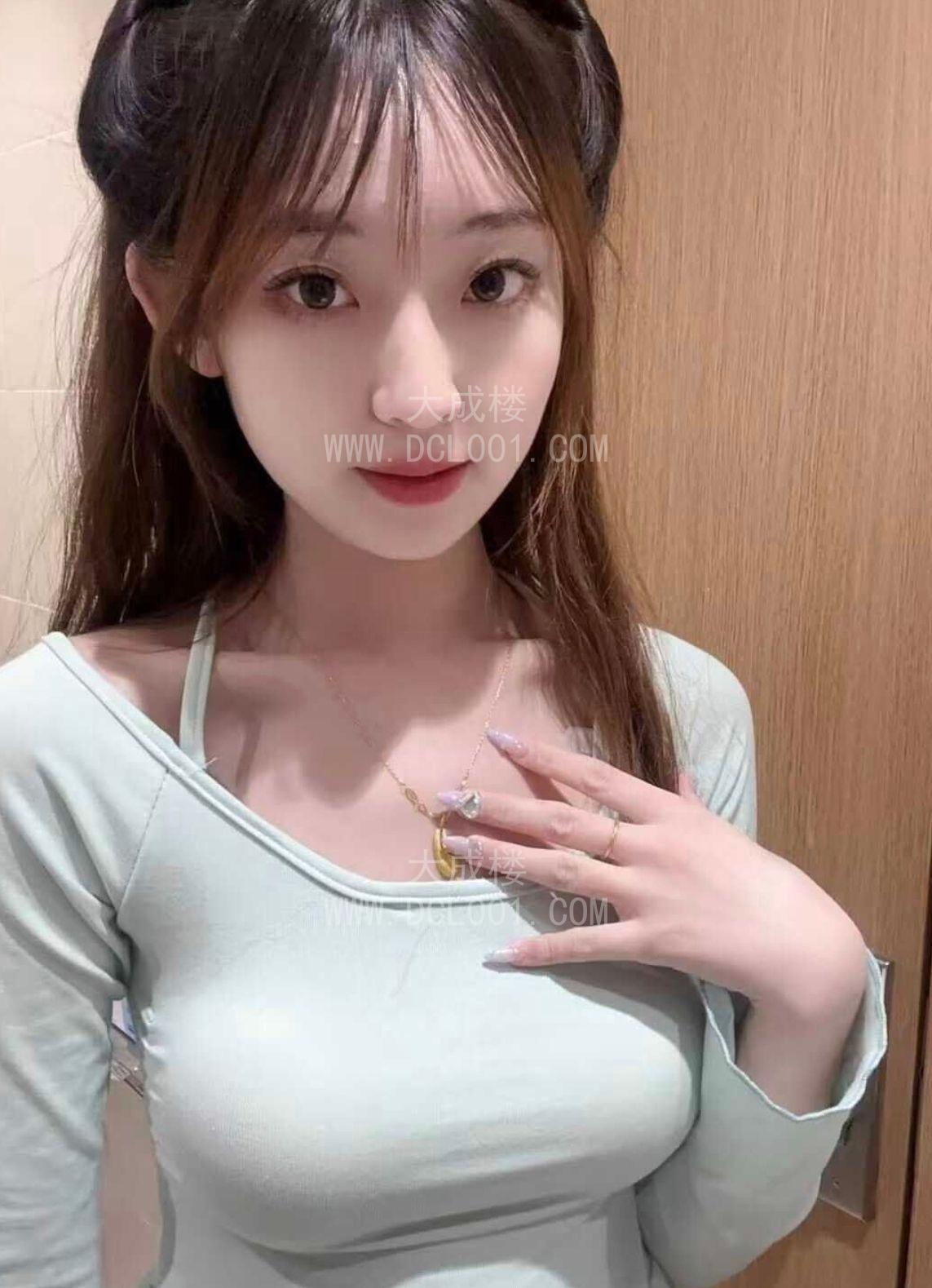 大学生雯雯会夹舌吻