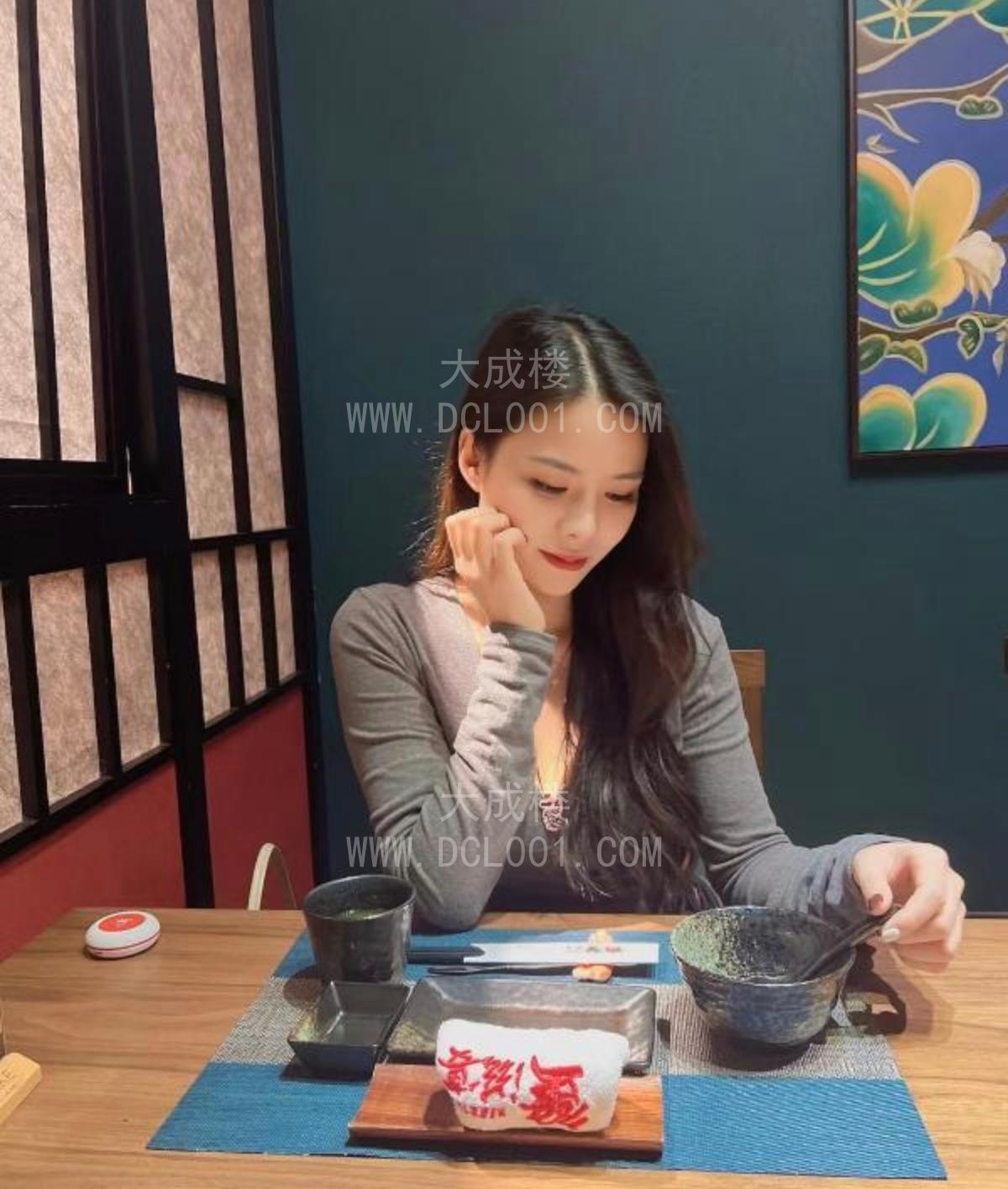 番禺黑丝翘臀美女